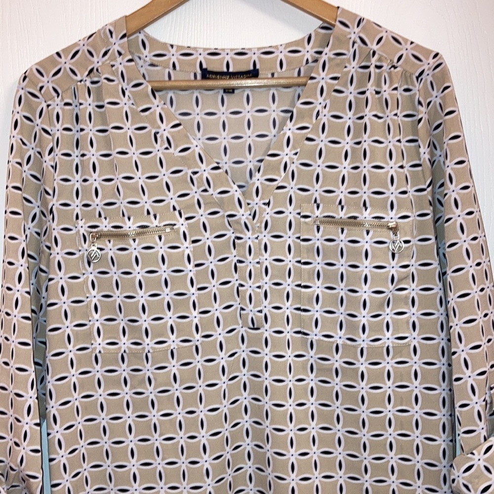 Like new Adrienne Vittadini patterned top with two zip pockets on the front - Picture 3 of 7